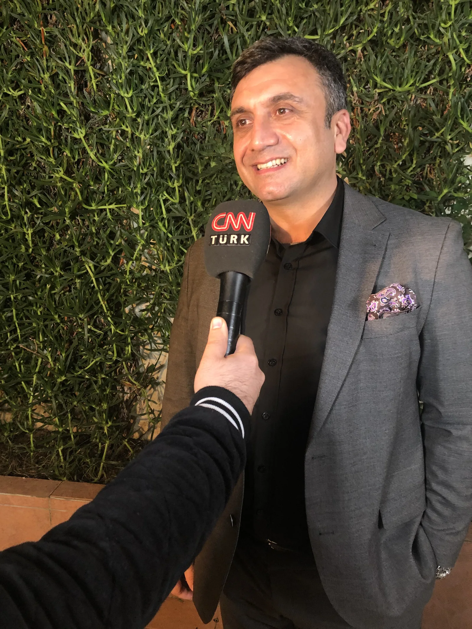 Dr. Arslan Musbeh being interviewed by CNN Türk about hair transplant standards
