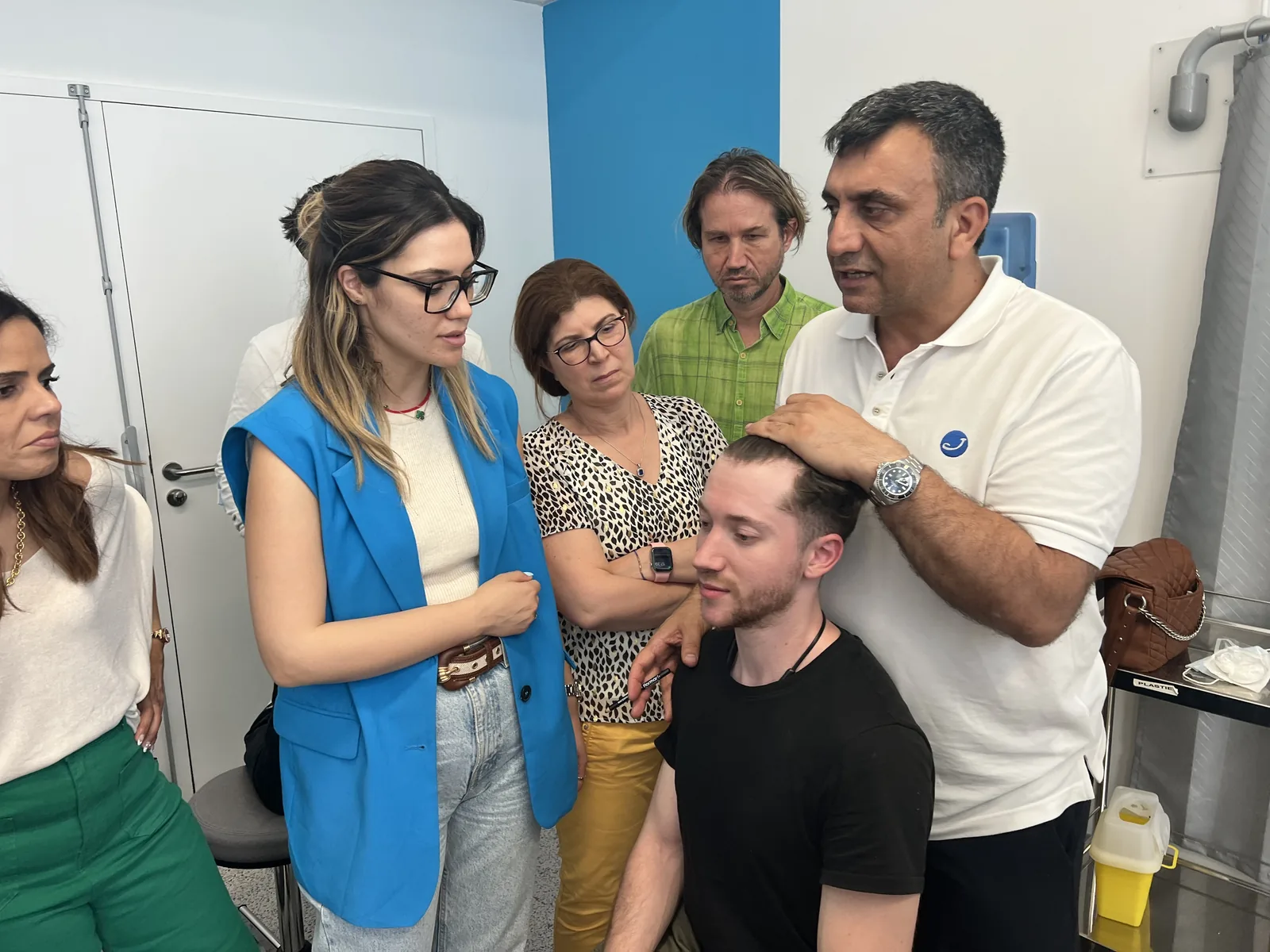 Dr. Arslan Musbeh giving a hands-on demonstration to course participants in Lyon