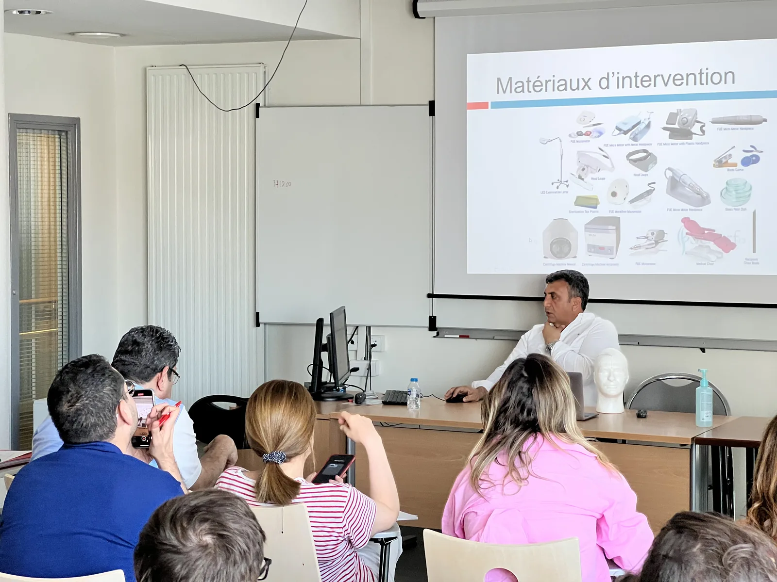 Dr. Arslan Musbeh lecturing to course participants in Lyon