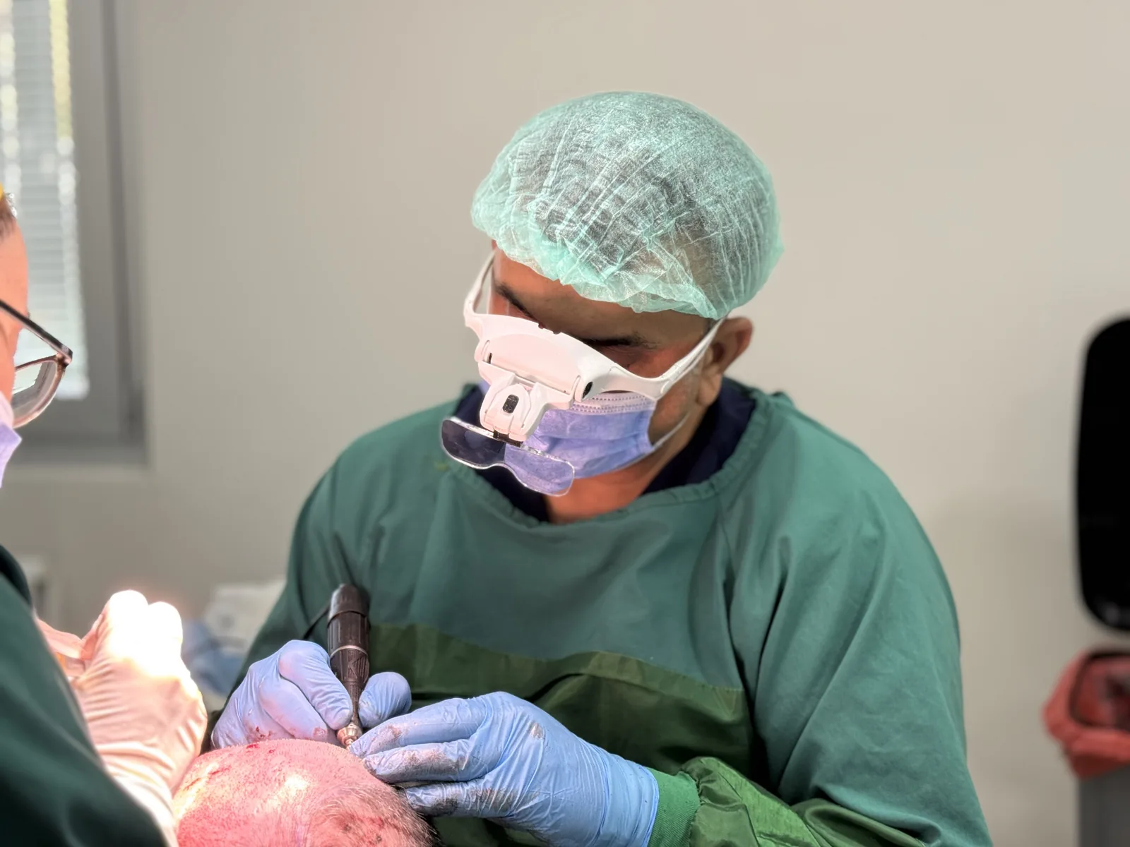 Graft extraction under surgical magnification at Hairmedico's Istanbul clinic