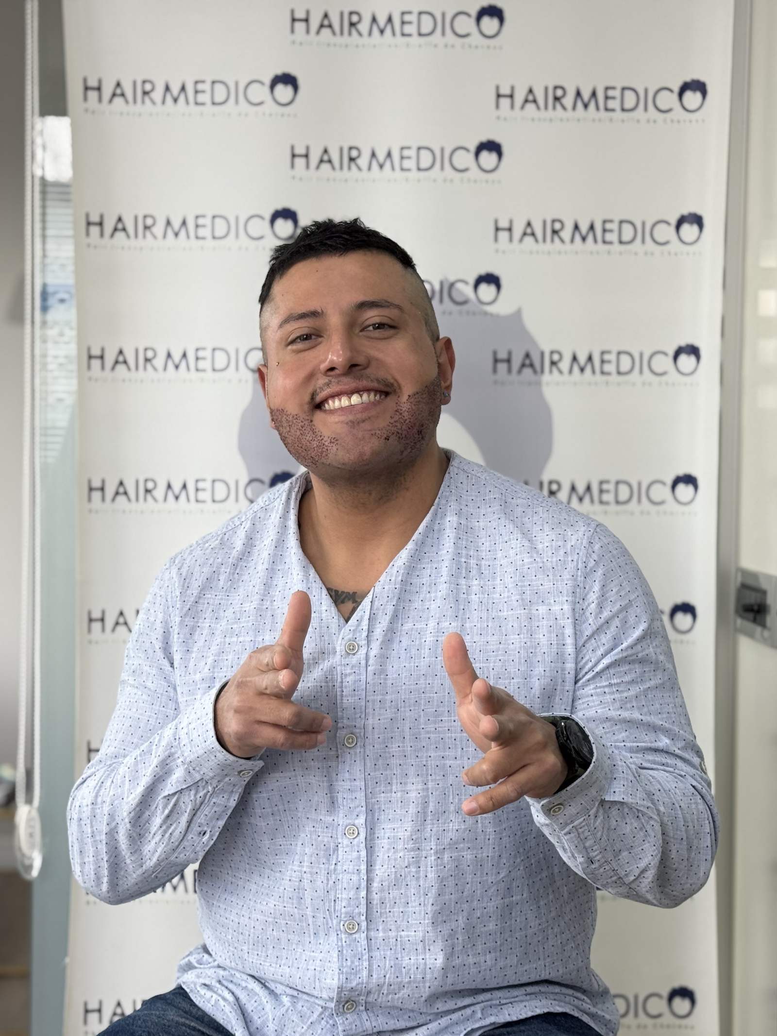 Pacient Hairmedico oslavující výsledek transplantace vousů