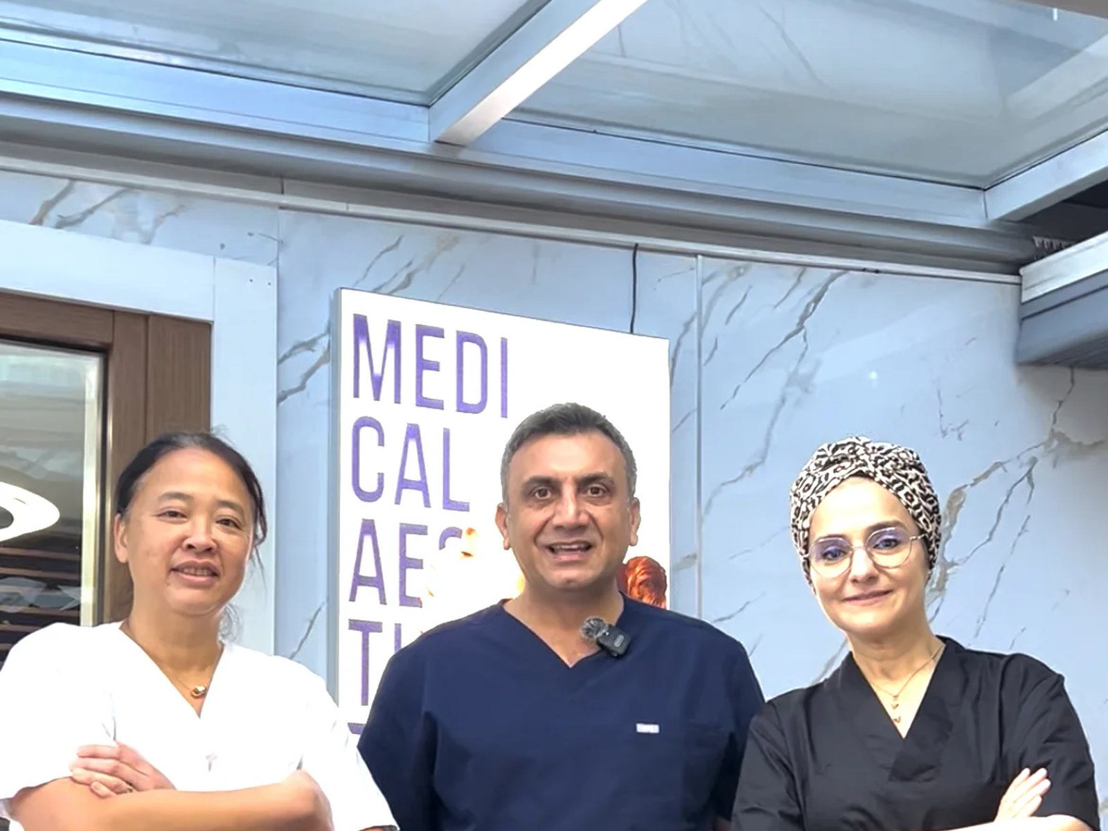 L'équipe Hairmedico avec un patient dans l'espace patients