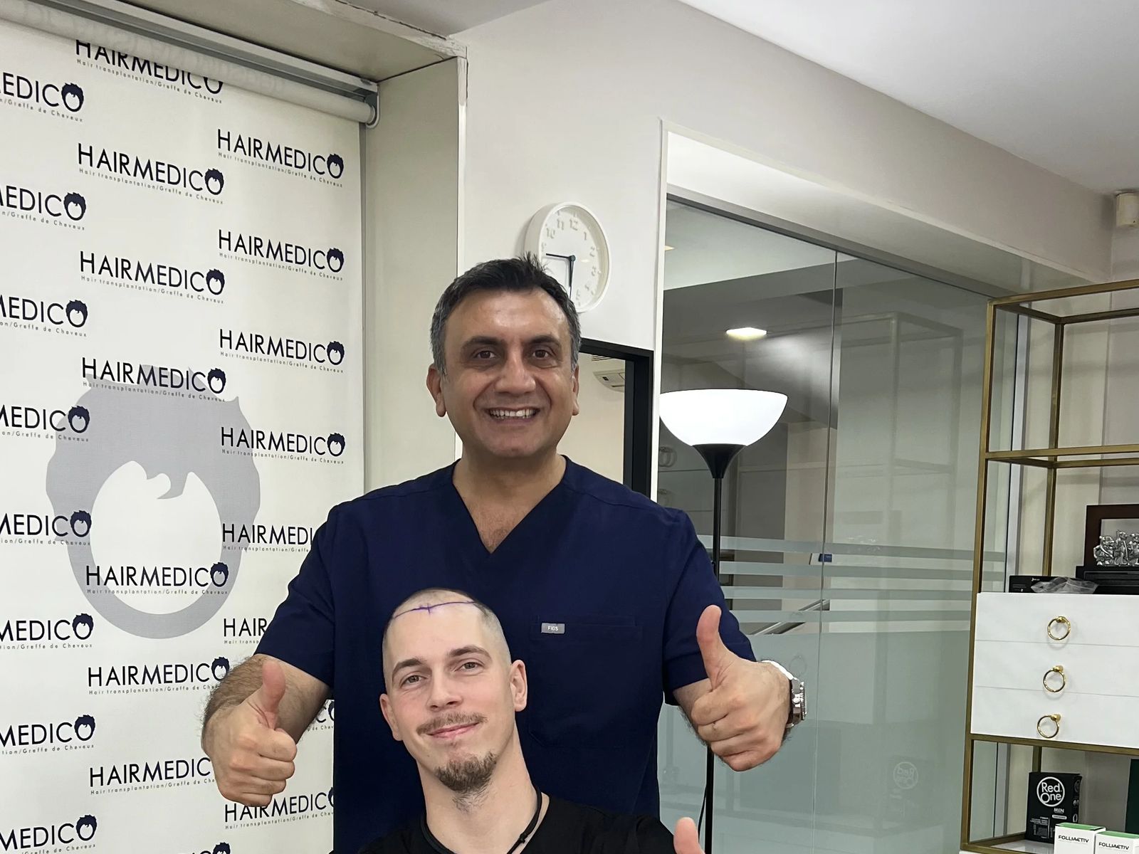 Patient à l'accueil de la clinique Hairmedico