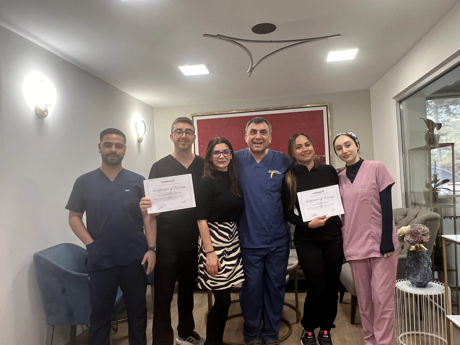 L'équipe Hairmedico avec un patient dans l'espace patients