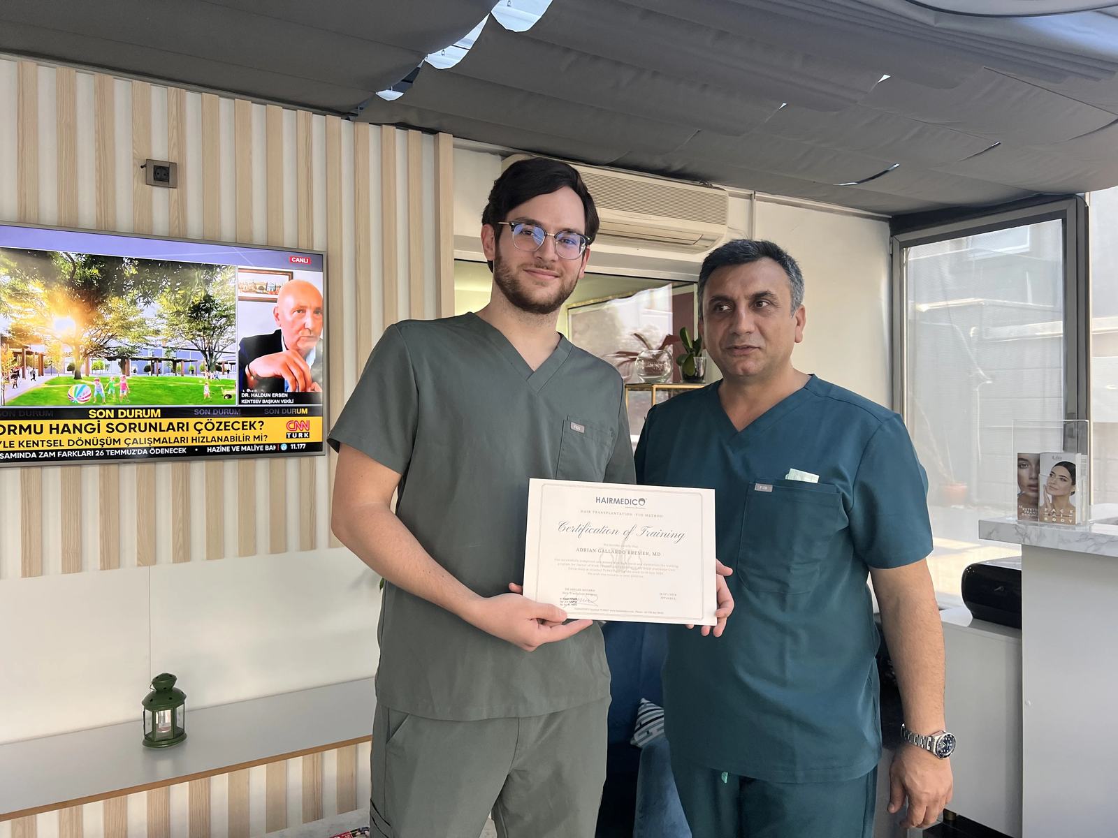 L'équipe Hairmedico avec un patient dans l'espace patients
