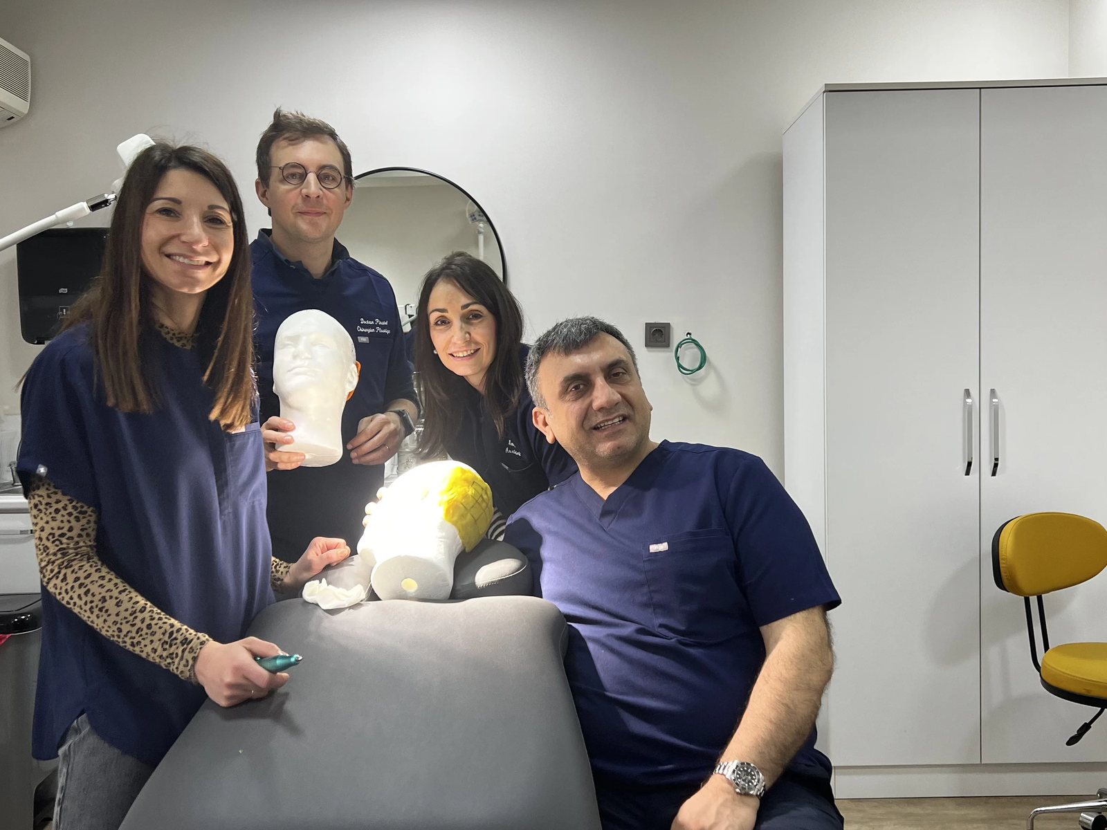 L'équipe Hairmedico avec un patient dans l'espace patients
