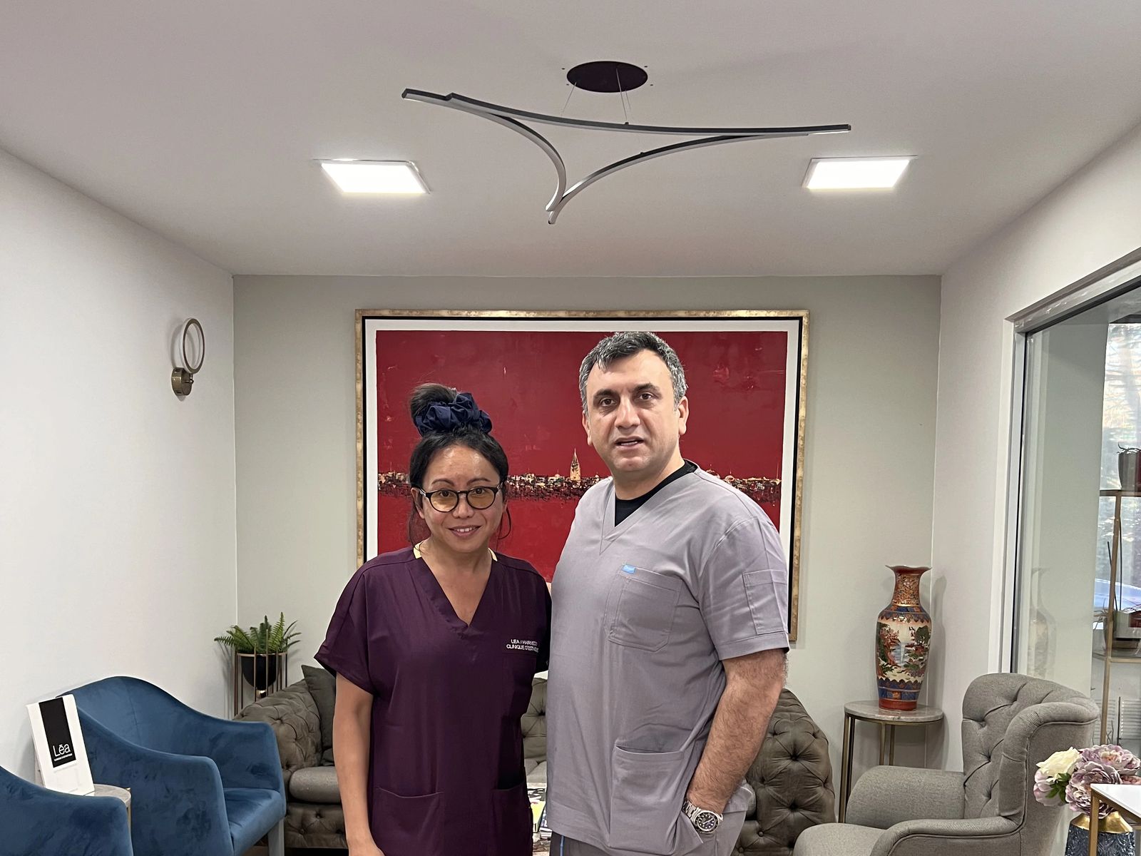 Patient à l'accueil de la clinique Hairmedico