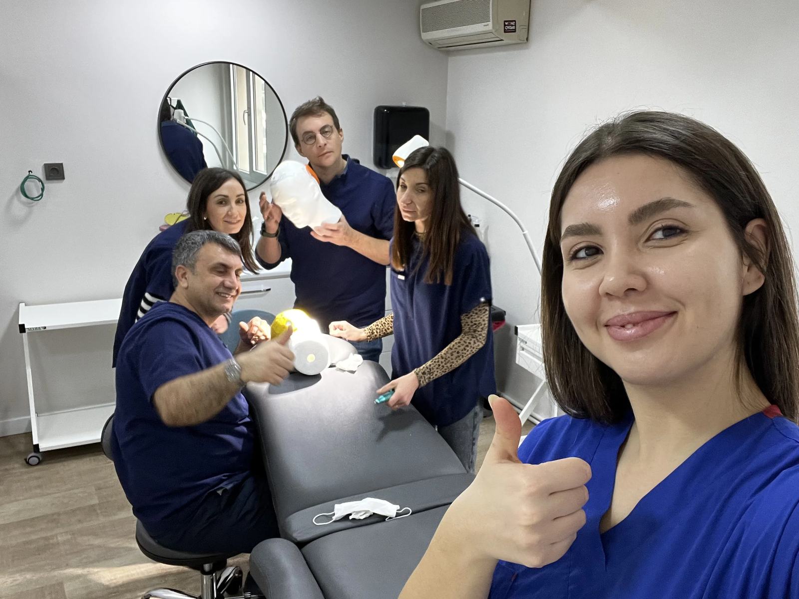 L'équipe Hairmedico avec un patient dans l'espace patients