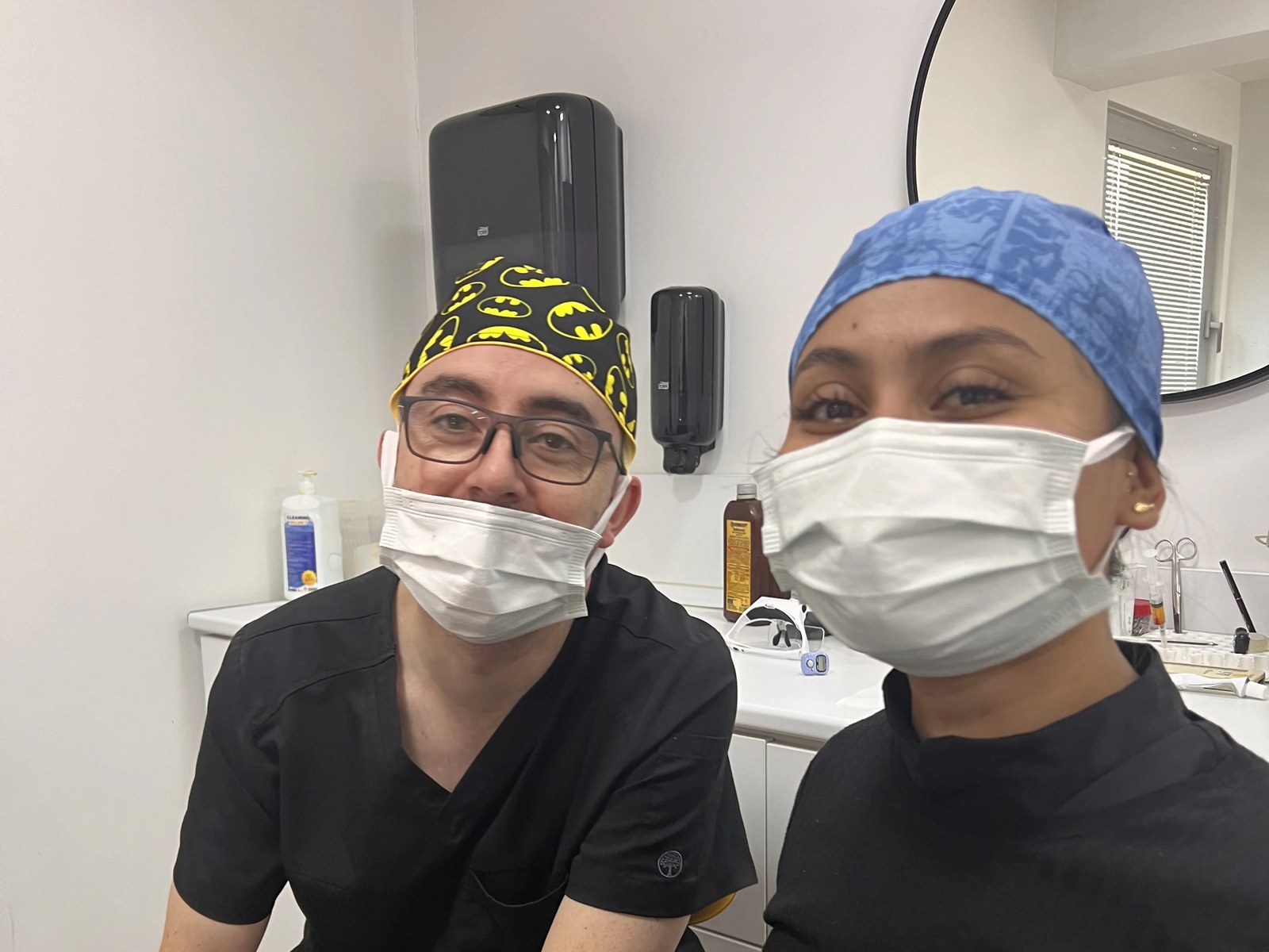 Patient et équipe Hairmedico avant une séance DHI