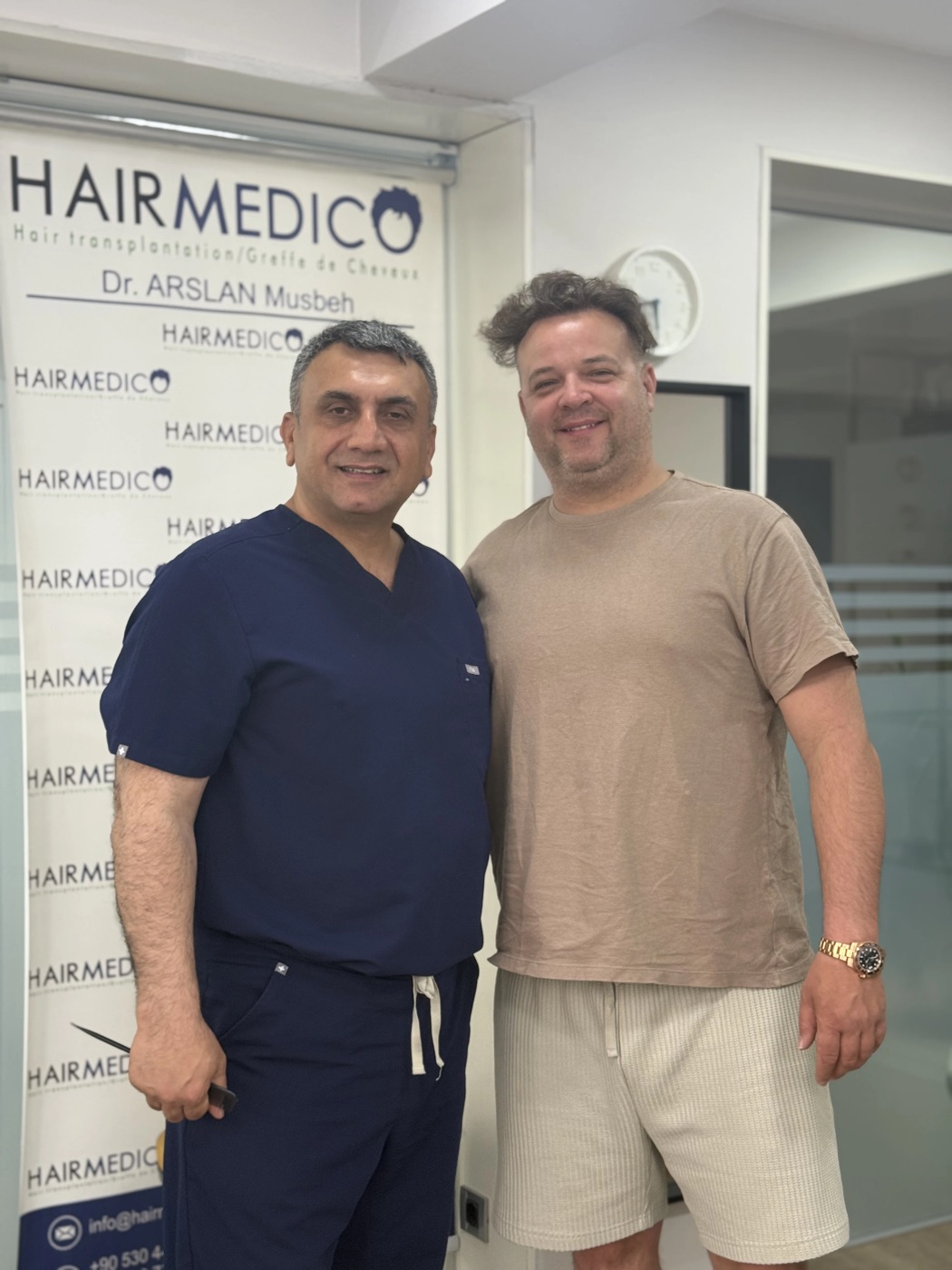 Ο Δρ. Arslan Musbeh με ασθενή της Hairmedico