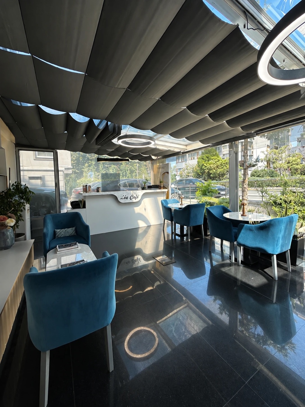 Léa Café μέσα στην κλινική Hairmedico, Κωνσταντινούπολη