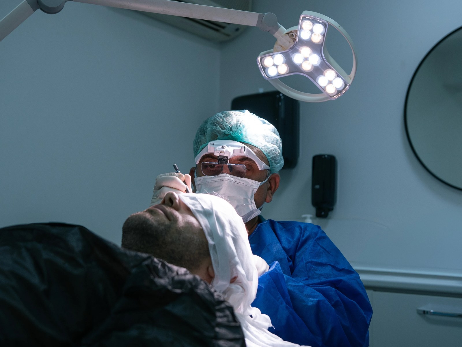 L'équipe chirurgicale Hairmedico pendant une FUE Saphir